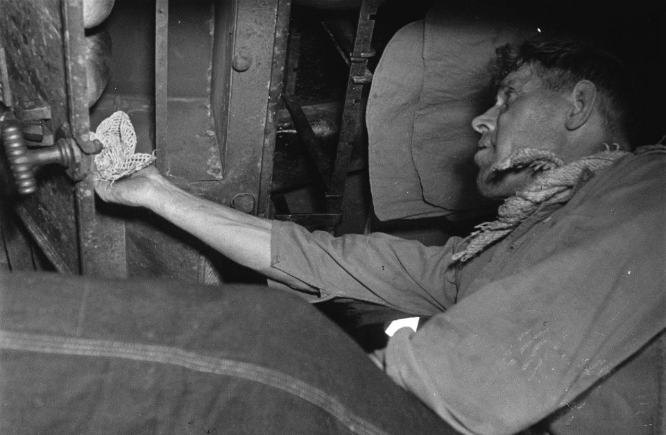Bijschrift On board a Dutch trawler Aan boord van een Nederlandse vistrawler, Bestanddeelnr 935-3059