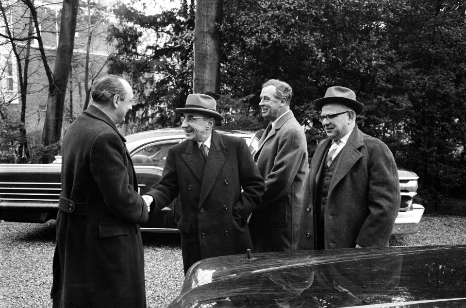 Bijeenkomst fracties, vlnr minister Toxopeus , prof De Quay , minister Viss, Bestanddeelnr 911-9298
