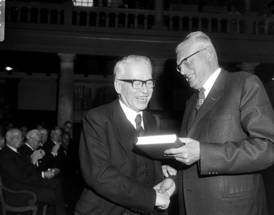 Bij zijn afscheid overhandigt minister van Sociale Zaken, Gerard Veldkamp, prof., Bestanddeelnr 919-6545