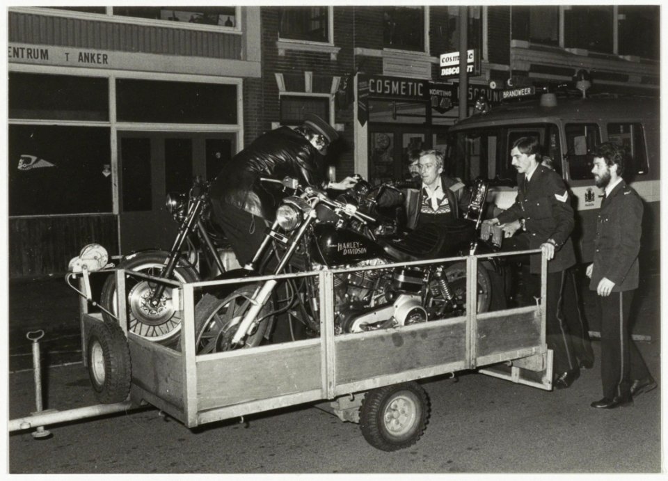 Bij een inval in jongerencentrum 't Anker aan de Parklaan 45 zijn enkele motoren, die volgens de polietie waarschijnlijk gestolen zijn, in beslag genomen. NL-HlmNHA 54010004