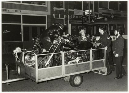 Bij een inval in jongerencentrum 't Anker aan de Parklaan 45 zijn enkele motoren, die volgens de polietie waarschijnlijk gestolen zijn, in beslag genomen. NL-HlmNHA 54010004