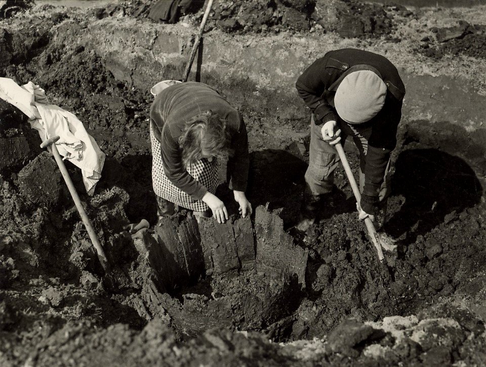 Bij een archeologisch onderzoek, ingesteld op het land van Jaap Vink, bij het kerkje 'Stompetoren', door de Rijksdienst voor Oudheidk. Bodemonderzoek is een 'Tonput' ontdekt, 3 april 1952. A, NL-HlmNHA 1478 25900 K 38