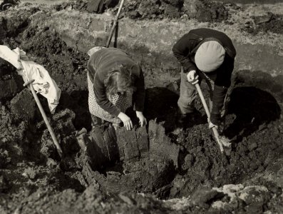 Bij een archeologisch onderzoek, ingesteld op het land van Jaap Vink, bij het kerkje 'Stompetoren', door de Rijksdienst voor Oudheidk. Bodemonderzoek is een 'Tonput' ontdekt, 3 april 1952. A, NL-HlmNHA 1478 25900 K 38