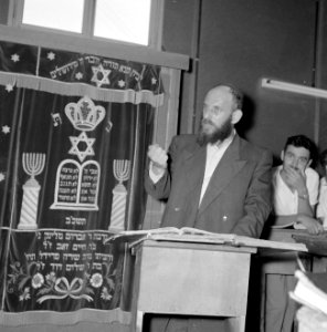 Bijeenkomst in een jesjiva (talmoedschool). Een rabbijn geeft uitleg aan de leer, Bestanddeelnr 255-3039