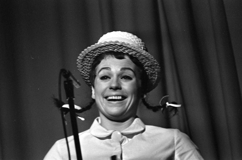 Bij Dorus op schoot, in zijn theater in Rotterdam, nummer Connie Pieters, Bestanddeelnr 921-0171