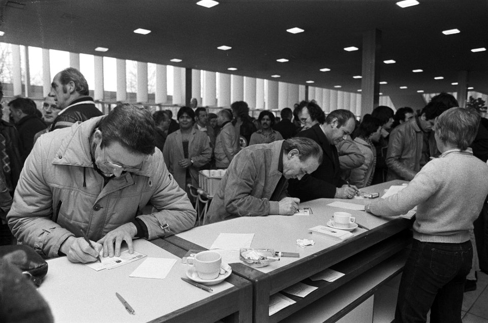 Bijeenkomst in de RAI stakers laten zich registreren, Bestanddeelnr 930-7043