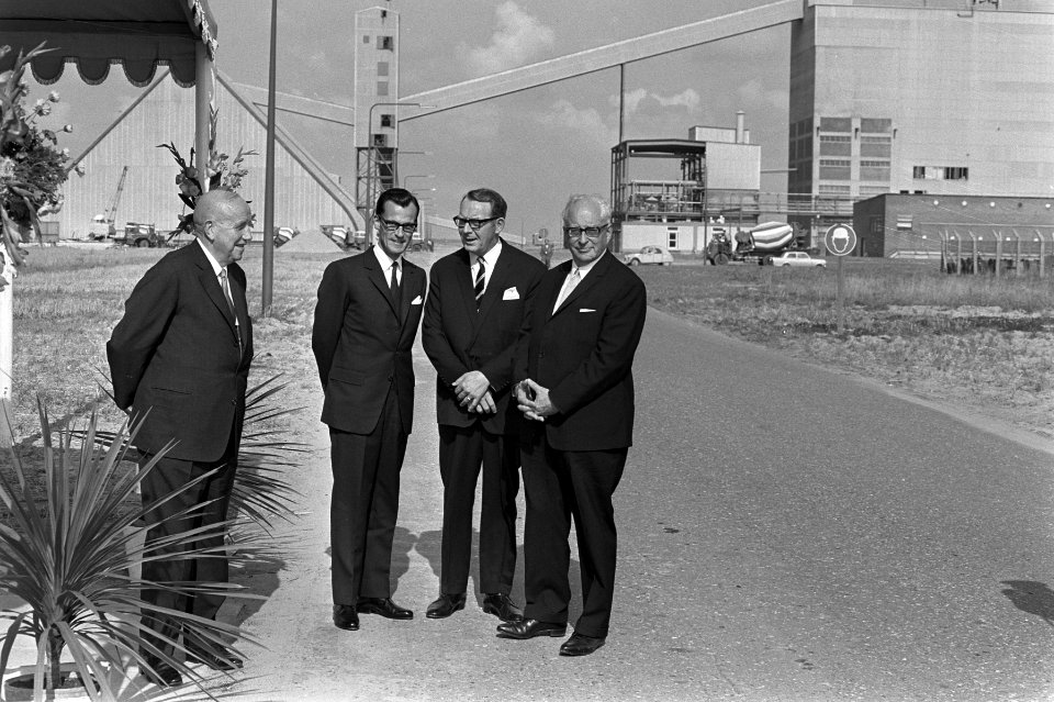 Bij Hoechst Vlissingen wacht een delegatie op de aankomst van de prins, Bestanddeelnr 921-6755