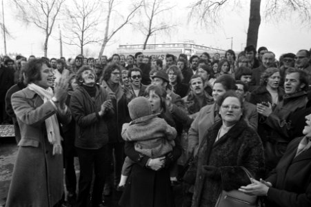Bij het gebouw van Rijn ScheldeVerolme hielden de stakers in Rotterdam een demo, Bestanddeelnr 925-3752