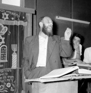 Bijeenkomst in een jesjiva (Talmoedschool). Een rabbijn geeft uitleg aan de leer, Bestanddeelnr 255-3046