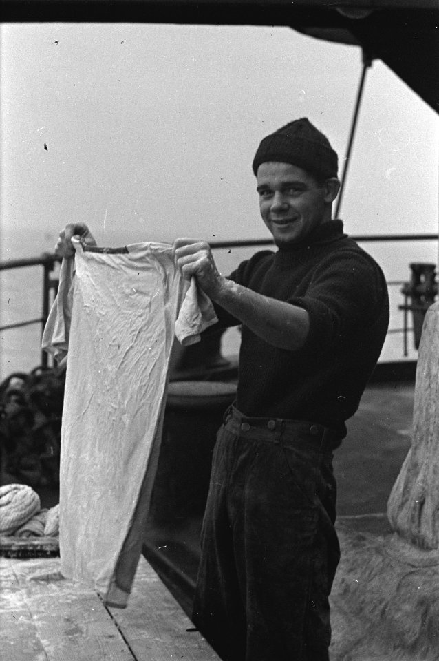 Bijschrift On board a Dutch tanker Aan boord van een Nederlandse tanker, Bestanddeelnr 935-3088