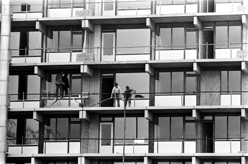 Bijlmermeer. Flatgebouw dat eerst betrokken zal worden is voor een gedeelte glas, Bestanddeelnr 921-1370