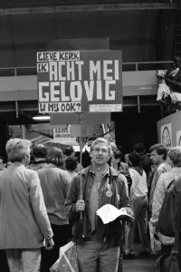 Bijeenkomst 8 mei beweging in Den Bosch gelovige met spandoek, Bestanddeelnr 933-6503