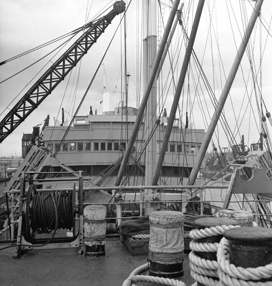 Bijschrift On board a Dutch merchant vessel in port Aan boord van een Nederl, Bestanddeelnr 935-3007