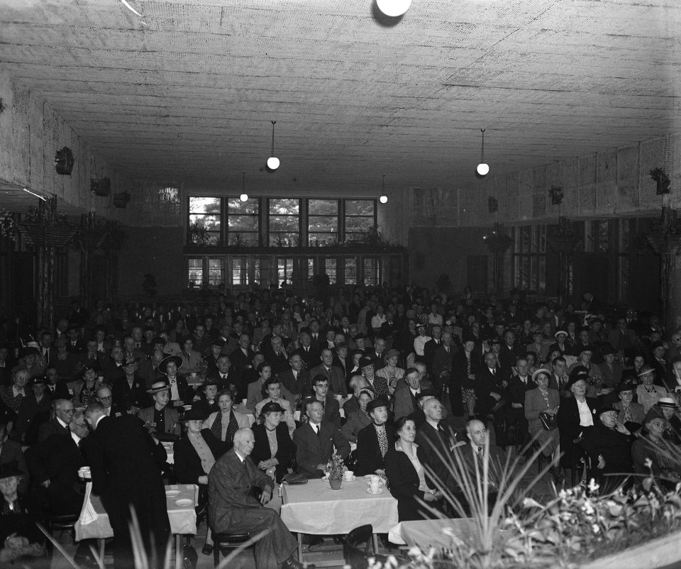 Bijeenkomst. Oost en West Apeldoorn. Overzicht zaal, Bestanddeelnr 902-8605