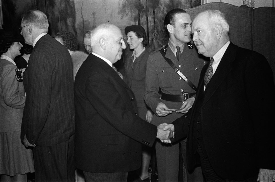 Bijeenkomst in een museumzaal in Belfast.Minister de Lidth de Jeude schudt de ha, Bestanddeelnr 935-3504