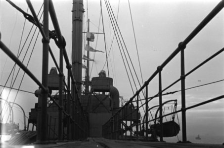 Bijschrift On board a Dutch tanker Aan boord van een Nederlandse tanker, Bestanddeelnr 935-3087