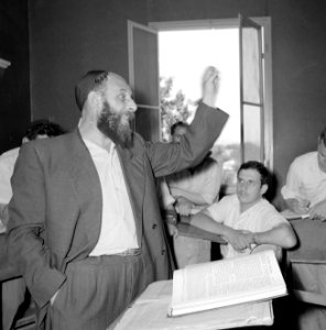 Bijeenkomst in een jesjiva (Talmoedschool). Een rabbijn geeft uitleg aan de leer, Bestanddeelnr 255-3038