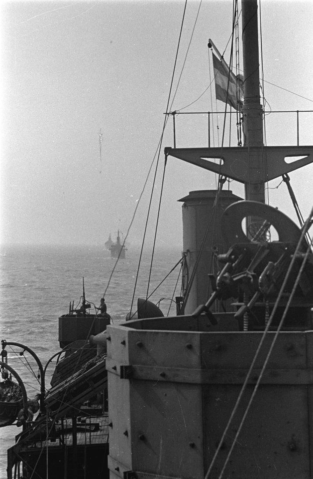 Bijschrift On board a Dutch tanker Aan boord van een Nederlandse tanker, Bestanddeelnr 935-3089