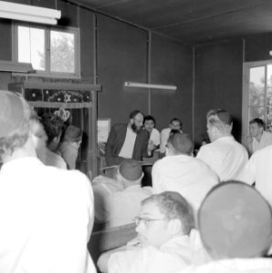 Bijeenkomst in een jesjiva (Talmoedschool). Een rabbijn geeft uitleg aan de leer, Bestanddeelnr 255-3037
