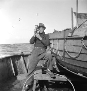 Bijschrift On board a Dutch trawler Aan boord van een Nederlandse vistrawler, Bestanddeelnr 935-3035