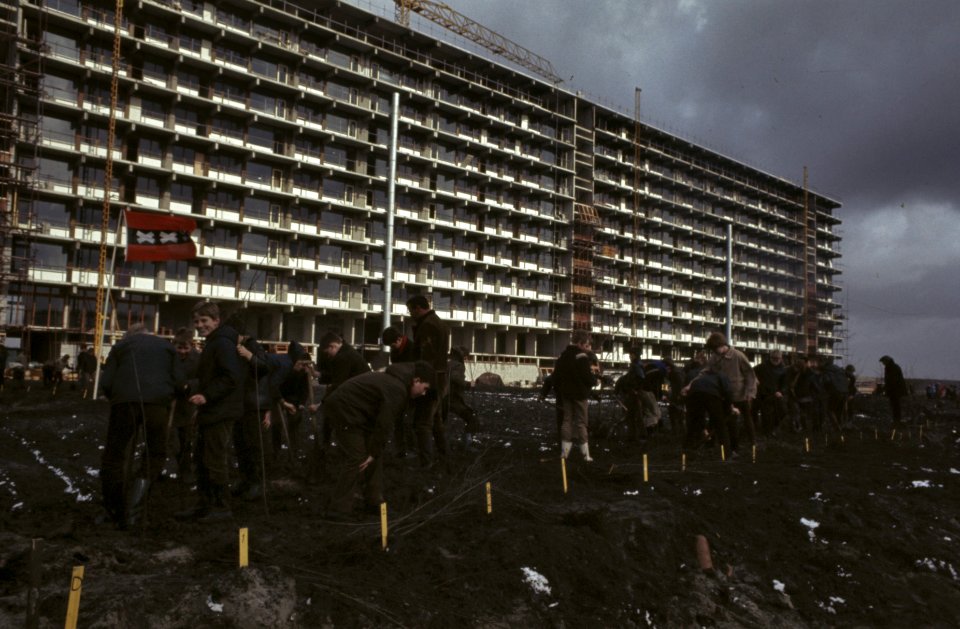 Bijlmermeer flats in aanbouw schoolkinderen planten bomen voor flats in aanbou, Bestanddeelnr 254-8040
