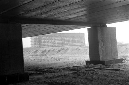Bijlmermeer. Een der vele viaducten in de Bijlmer, Bestanddeelnr 921-1373