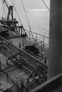 Bijschrift On board a Dutch tanker Aan boord van een Nederlandse tanker, Bestanddeelnr 935-3093