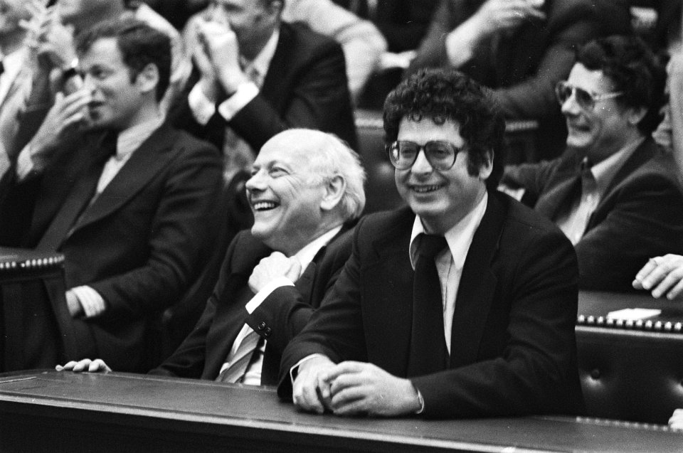 Bijeenkomen Tweede Kamer in haar nieuwe samenstelling Den Uyl (l) en Van Thijn, Bestanddeelnr 929-2185