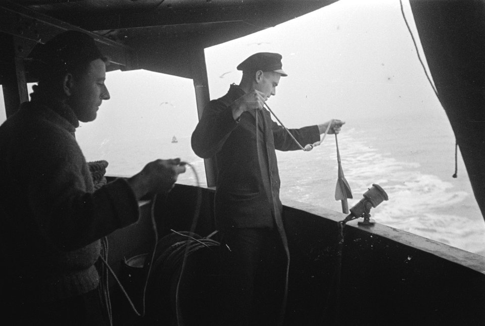 Bijschrift On board a Dutch Coaster aan boord van een Nederlandse kustvaarde, Bestanddeelnr 935-3171