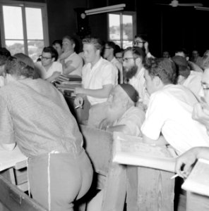 Bijeenkomst in een jesjiva (Talmoedschool). Leerlingen uit verschillende leeftij, Bestanddeelnr 255-3048