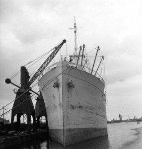 Bijschrift A Dutch merchant vessel in port Nederlands koopvaardijschip in de, Bestanddeelnr 935-3006