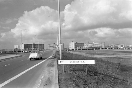 Bijlmermeer, Amsterdam krijgt NS-station bordje NS-station in Bijlmermeer, Bestanddeelnr 924-2726