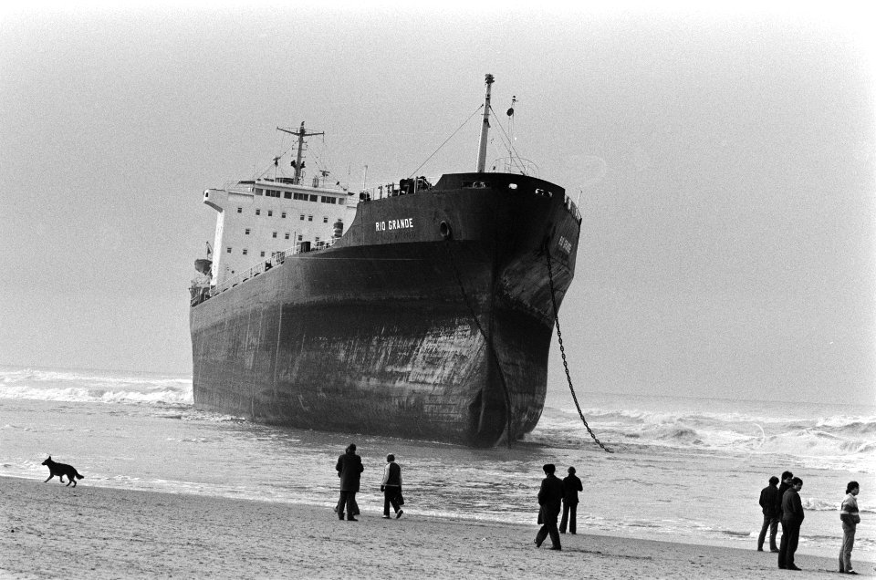 Bij Wassenaar is door de zware storm de Maltezer bulkcarrier Rio Grande aan de, Bestanddeelnr 933-5364