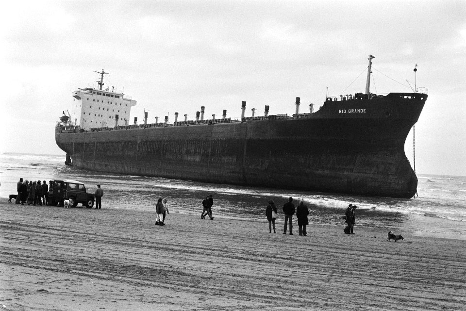 Bij Wassenaar is door de zware storm de Maltezer bulkcarrier Rio Grande aan de, Bestanddeelnr 933-5362