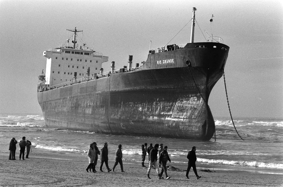 Bij Wassenaar is door de zware storm de Maltezer bulkcarrier Rio Grande aan de, Bestanddeelnr 933-5360