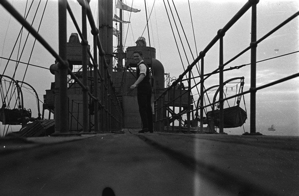 Bijschrift On board a Dutch tanker Aan boord van een Nederlandse tanker, Bestanddeelnr 935-3086
