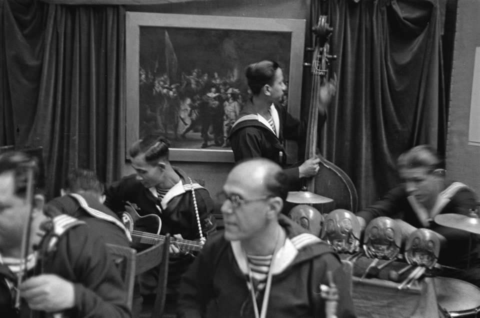 Bijeenkomst in een museumzaal in Belfast. Band van de Koninklijke Marine speelt, Bestanddeelnr 935-3508