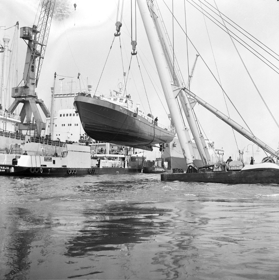 Bij Verolme Rozenburg een 90 ton zware crewboot geplaat overzicht werkzaamheden, Bestanddeelnr 917-7256
