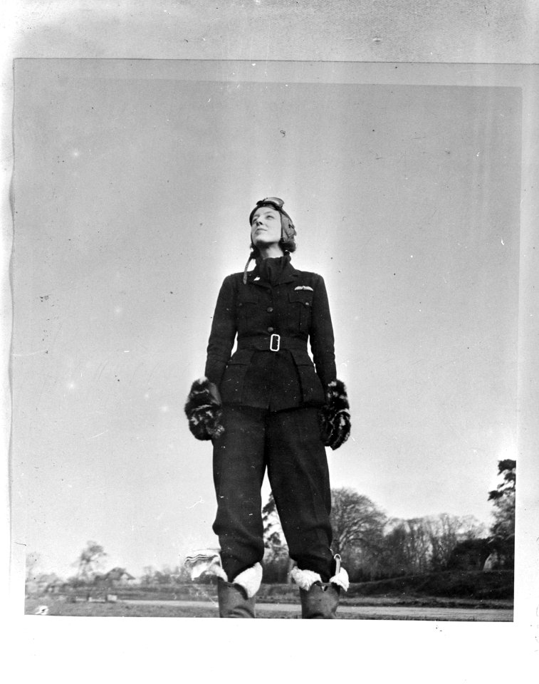 Bijschrift Nederlandse ferry-pilote Veronica May Innes (Volkersz), Bestanddeelnr 934-8765