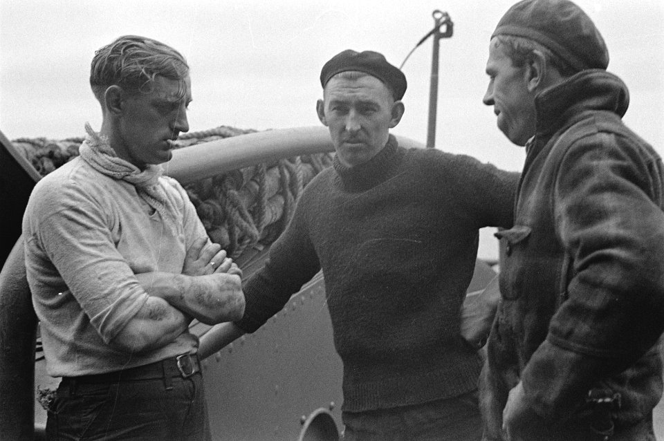Bijschrift Members of the crew bemanningsleden, Bestanddeelnr 935-2984