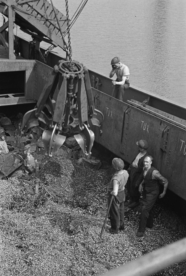 Bijschrift Loading scrap metal on to a Dutch coaster now in allied service, Bestanddeelnr 935-2826