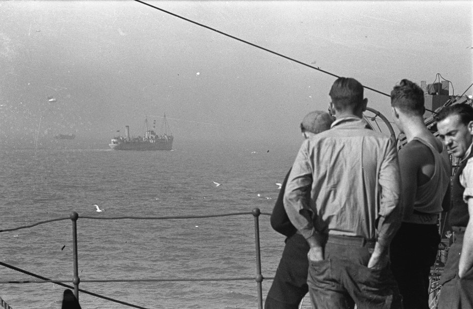 Bijschrift On board a Dutch tanker Aan boord van een Nederlandse tanker, Bestanddeelnr 935-3085