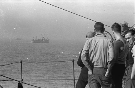 Bijschrift On board a Dutch tanker Aan boord van een Nederlandse tanker, Bestanddeelnr 935-3085