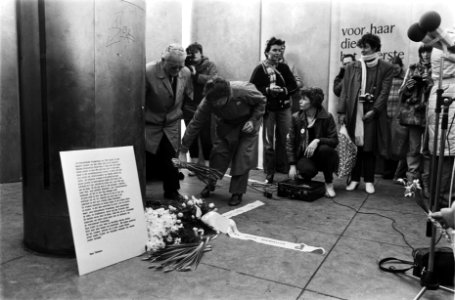 Bijeenkomst van de Vrouwen voor Vrede bij het Ravensbrück-monument in Amsterda, Bestanddeelnr 932-0276
