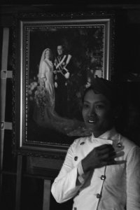 Bijschrift Indonesian steward in state room of former Dutch luxury liner In…, Bestanddeelnr 935-2923