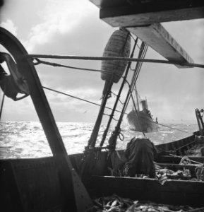 Bijschrift On board a Dutch trawler Aan boord van een Nederlandse vistrawler, Bestanddeelnr 935-3033