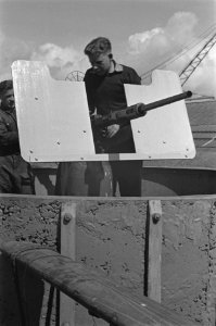 Bijschrift Keep it well greased, mate Soldiers on board Dutch troopship Bem, Bestanddeelnr 935-2900