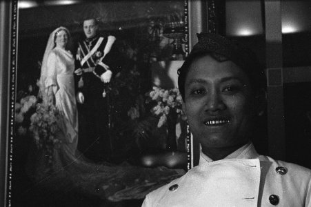Bijschrift Indonesian steward in state room of former Dutch luxury liner In…, Bestanddeelnr 935-2921