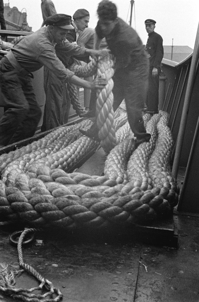 Bijschrift Laying out the towing rope, ready for use het sleeptouw wordt uitg, Bestanddeelnr 935-2981