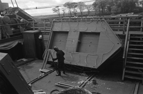 Bijschrift Keeping the rafts in good trim. On board a Dutch merchant vessel O, Bestanddeelnr 935-2918